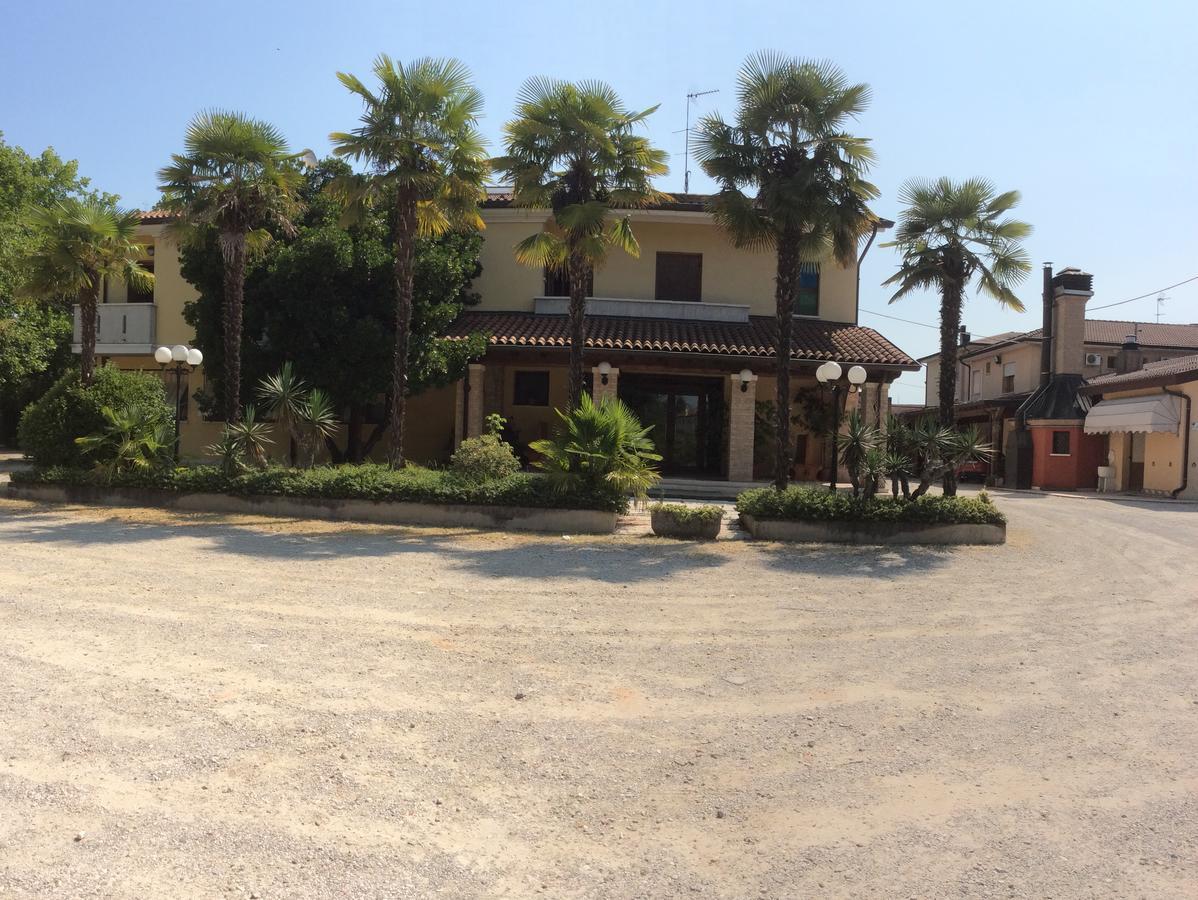 Hotel Pizzeria Ristorante "Al Leone" Villa del Conte Exterior photo