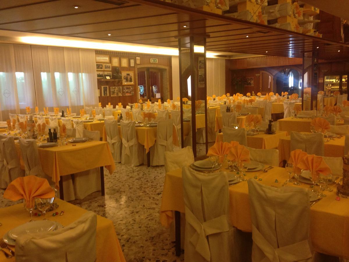 Hotel Pizzeria Ristorante "Al Leone" Villa del Conte Exterior photo